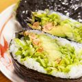 kurozata's cooksnap of when they made おにぎらず★アボカド＋鮭フレーク.