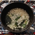☆hikonyan☆'s cooksnap of when they made 揚げ玉とワカメのお吸い物.