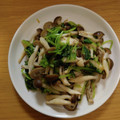 moniqro555's cooksnap of when they made あと一品に☆三つ葉としめじの柚子胡椒和え.