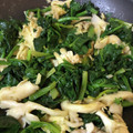 milsalud's cooksnap of when they made ほうれん草と舞茸とソーセージのカレー炒め.