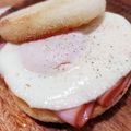 もにゃっこ's cooksnap of when they made 昔から大好きな食べ方♡ハムエッグマフィン.