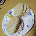 よちりん's cooksnap of when they made クリチと林檎とハムのベーグルサンド.