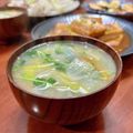 Superlittleboo's cooksnap of when they made 豆苗と玉ねぎのお味噌汁.