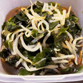 わんず's cooksnap of when they made 弾む！節約♪もやしとわかめの酢の物.