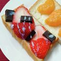 SUNMOONMOM's cooksnap of when they made 苺とハイカカオチョコ♡に練乳トースト.