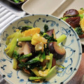 美らはいび's cooksnap of when they made 小松菜と卵としいたけのバターソテー.