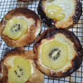 ミイシ's cooksnap of when they made 餃子の皮で＊キウイとチーズのミニピザ.