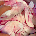大阪のちゃーちゃん's cooksnap of when they made 赤大根の甘酢漬け.