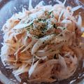 喜八＆Hacchi's cooksnap of when they made 作りおきに♪新玉ねぎとサバ水煮缶のサラダ.