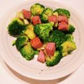 ☆雪矢☆'s cooksnap of when they made 厚切りベーコンとブロッコリーのソテー.