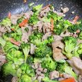 Sa〜ちゃん's cooksnap of when they made ブロッコリーと豚肉きのこのマヨ炒め.