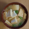moniqro555's cooksnap of when they made 厚揚げとスナップえんどうの味噌汁.