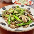 Superlittleboo's cooksnap of when they made アスパラとシメジのニンニク炒め.