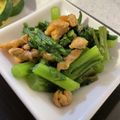 ぷーとんR's cooksnap of when they made 春菊の卵入りにんにく炒め.