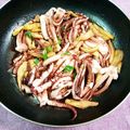 めぐ＊ぴぃ's cooksnap of when they made イカゲソとしめじのニンニク醤油炒め.