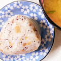 みぽぽ37's cooksnap of when they made 鮭フレークと ゆかり の おにぎり.