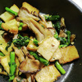 往きつ戻りつ's cooksnap of when they made 厚揚げ・春菊・しめじの生姜醤油炒め.