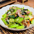 料理男子部's cooksnap of when they made 小松菜とソーセージの炒め物.