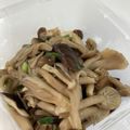 ☆SKRSK☆'s cooksnap of when they made レンジで簡単！しめじと舞茸のガリバタ蒸し.