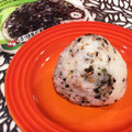tikariri's cooksnap of when they made 梅と韓国のりと胡麻のおにぎり.