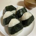 papikun's cooksnap of when they made 何個食べるの？クリチとしそ沢庵のおにぎり.