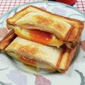 在宅勤務のおじさん's cooksnap of when they made 生卵そのまま入れてハムエッグホットサンド.