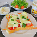 へい♡ゆー♡'s cooksnap of when they made ウインナーと玉ねぎだけのピザトースト.