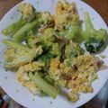 hitopin3's cooksnap of when they made ブロッコリーとハムのマヨ卵炒め.