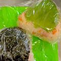 にこちゃんち's cooksnap of when they made 鮭フレークとハムとチーズのラップおにぎり.