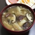 居酒屋まるみ's cooksnap of when they made きのこたっぷり味噌汁^^.