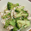 chou*'s cooksnap of when they made 作り置き♪鶏ささみとブロッコリーの和え物.