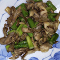 mi_co22's cooksnap of when they made アスパラとまいたけのバターしょうゆ炒め.
