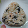 ゆみにゃむ's cooksnap of when they made 鮭マヨと塩昆布のおにぎり.