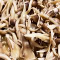 かっこー美味しく's cooksnap of when they made レンジで簡単！しめじと舞茸のガリバタ蒸し.