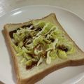 papikun's cooksnap of when they made ソースとキャベツのトースト.