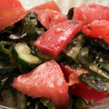 つんたま's cooksnap of when they made トマトと胡瓜とわかめのポンレモンごま和え.