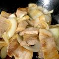 ダンボ★'s cooksnap of when they made 豚バラブロックと玉ねぎの炒め物.