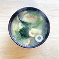 キンプリ's cooksnap of when they made 竹輪と油揚げとワカメのお味噌汁.