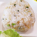 Wakka♪'s cooksnap of when they made 市販の刻み生姜とわかめのおにぎり。.