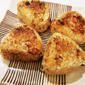 ❤yumama❤'s cooksnap of when they made 余った炊き込みご飯で♪焼きおにぎり.