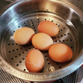 ゆかりんご117♪'s cooksnap of when they made つるんと剥けるゆで卵は蒸し卵だった.