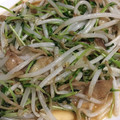 クック2H9MD0☆'s cooksnap of when they made カリッカリ鶏皮ともやしと豆苗炒め.