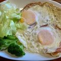 さすらい's cooksnap of when they made 深煎りごまドレッシングで！ハムエッグ.