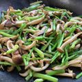 お塩と砂糖's cooksnap of when they made 花ニラ(ニラ)ときのこの中華炒め.