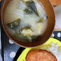 秀狼1011's cooksnap of when they made 玉ねぎわかめ油揚げ入り味噌汁.