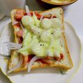 へい♡ゆー♡'s cooksnap of when they made ウインナーと玉ねぎだけのピザトースト.