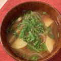 caruga's cooksnap of when they made 春菊、じゃがいも、玉葱のお味噌汁.