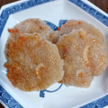 となかいとなこ's cooksnap of when they made 桜海老入りもちもちれんこん焼き.