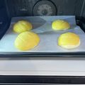 牛乳を何よりも愛する's cooksnap of when they made サクサクなメロンパン.