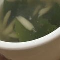 MULA's cooksnap of when they made 茹で鶏汁で♪ポカポカえのきとわかめスープ.